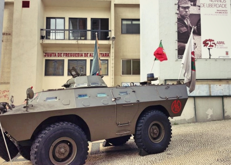 Véhicule militaire exposé devant la mairie de Alcântara