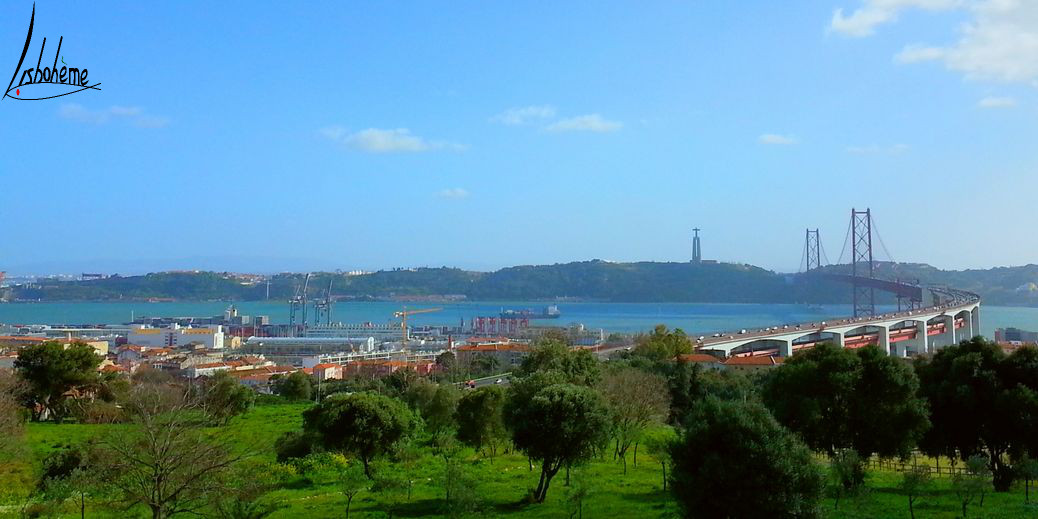 Panorama sur la Mer de Paille et le pont 25 avril depuis Alvito