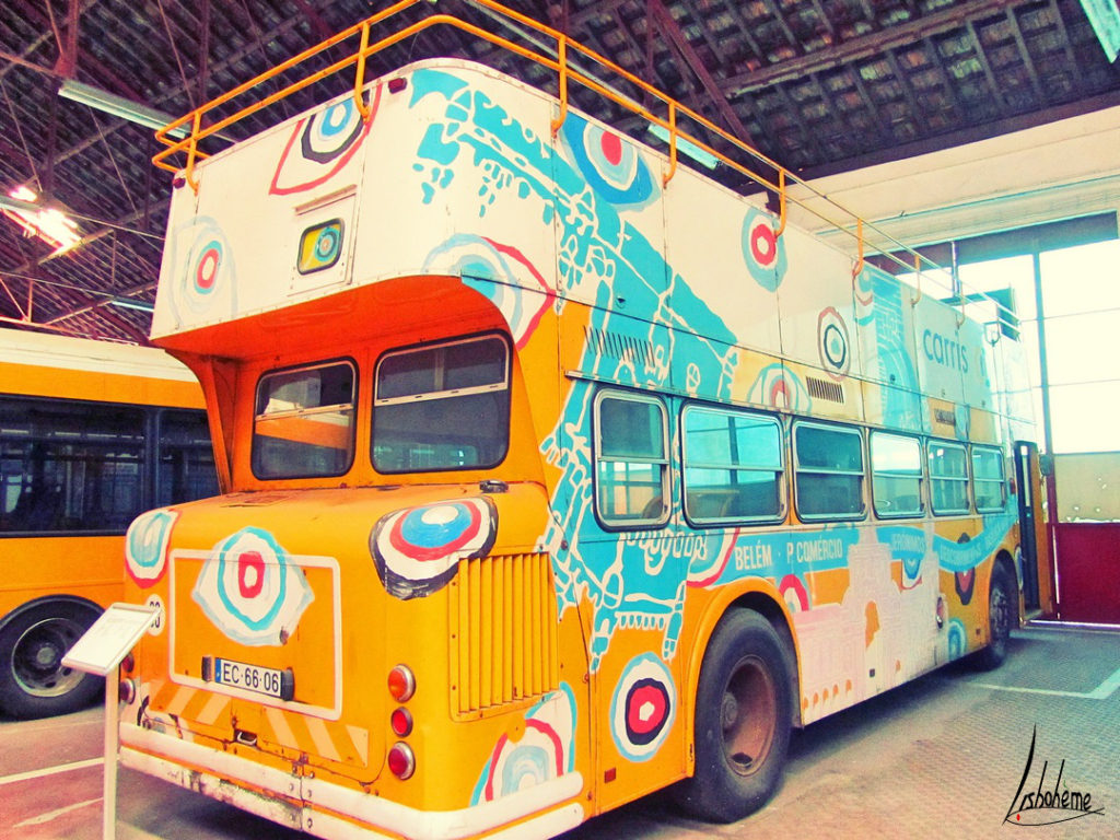Extérieur ancien bus touristique musée carris