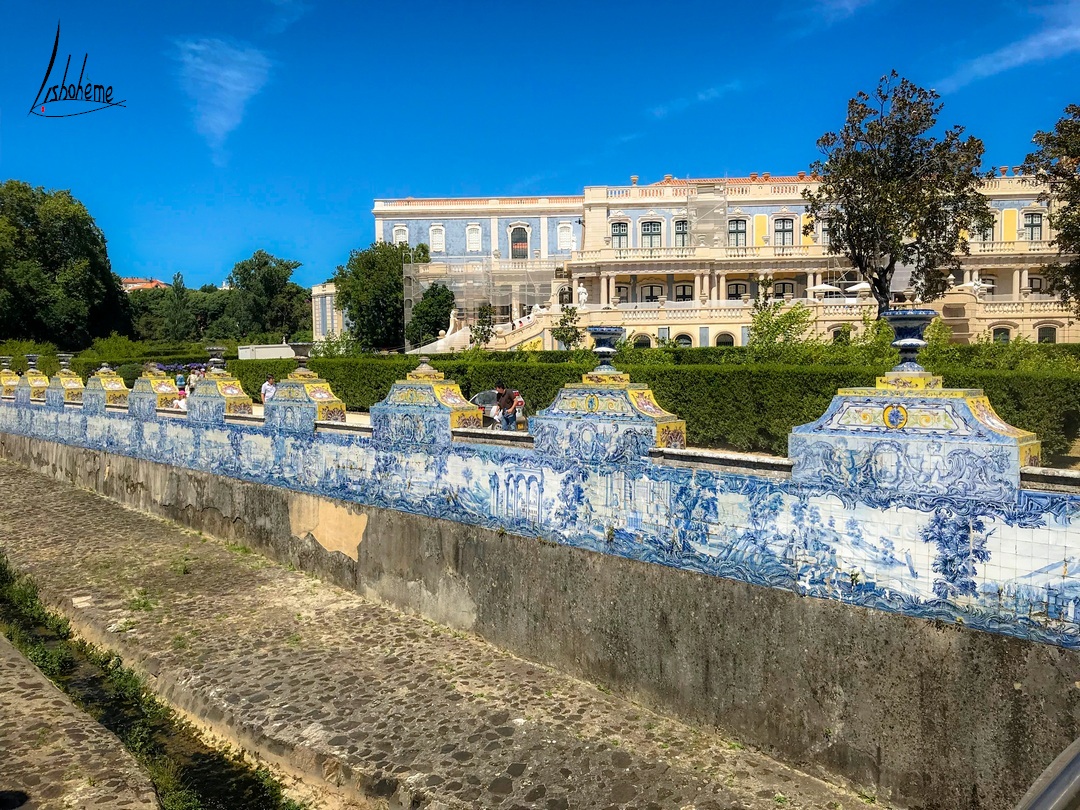 Canal dos Azulejos avec vue sur la façade du palais en arrière-plan, Palais de Queluz à Sintra, près de Lisbonne, Portugal